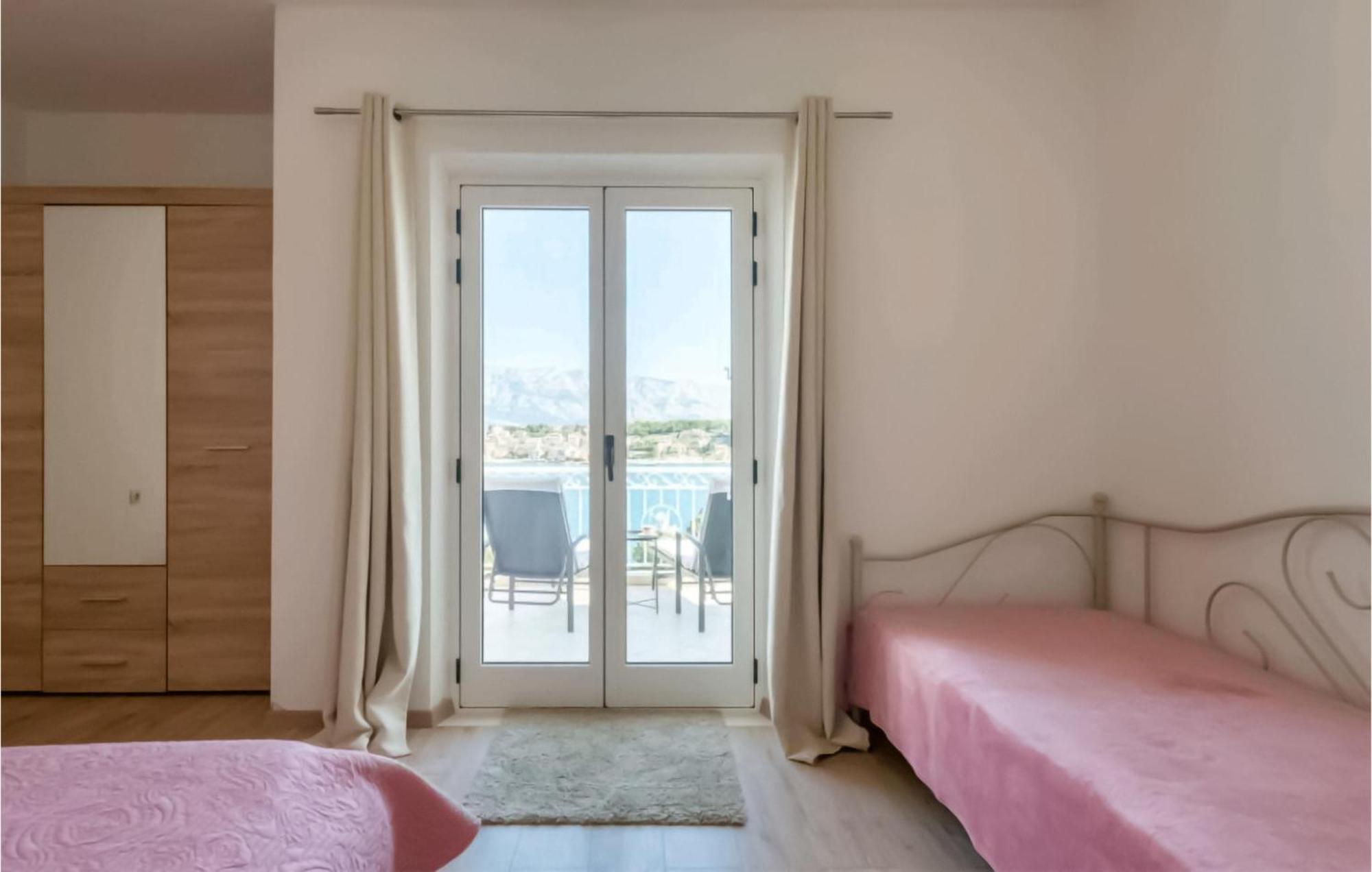 Amazing Apartment In Selca With Wifi Bagian luar foto